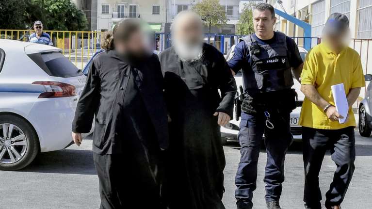 Καλάβρυτα: Προφυλακιστέοι ο ηγούμενος και οι άλλοι πέντε συλληφθέντες για την υπόθεση αρχαιοκαπηλίας