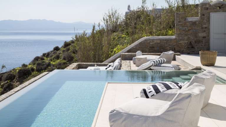 CASA VIVA: Παράδοση στην απλότητα - Η υπέροχη καλοκαιρονή κατοικία στη Μύκονο με τις λευκές επιφάνειες