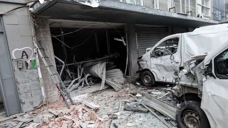 Ισχυρή έκρηξη τα ξημερώματα σε επιχείρηση με καπνικά είδη στον Κολωνό - Τεράστιες υλικές ζημιές [εικόνες - βίντεο]