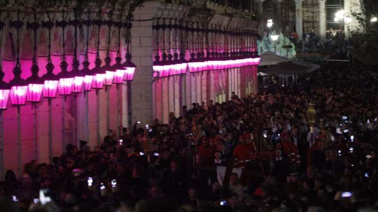 Δεν ολοκληρώθηκε η περιφορά του επιταφίου στη Μητρόπολη Κέρκυρας λόγω βροχής [βίντεο]