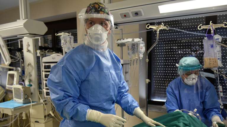 Κορονοϊός - Αγωνία στην Πάτρα: Νοσηλεύονται δύο βρέφη 3,5 και 11 μηνών - Σε ΜΕΘ ένα παιδί