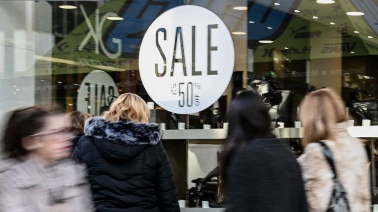 Ξεκινούν οι ενδιάμεσες εκπτώσεις - Ανοιχτά τα καταστήματα την Κυριακή 7/11