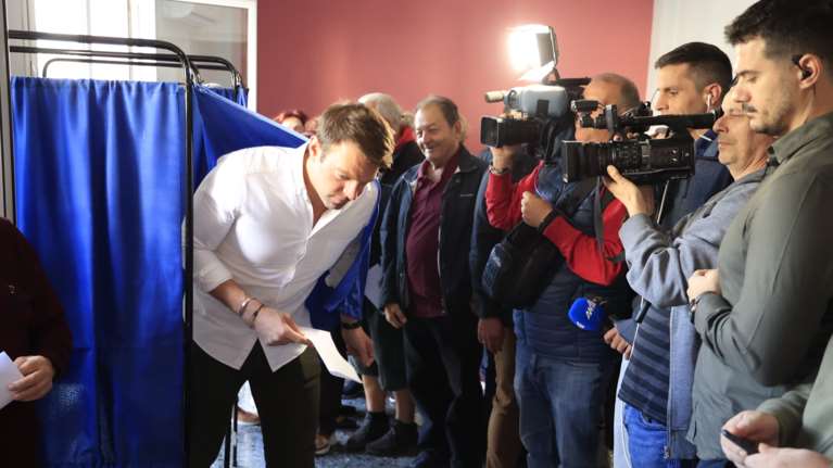 Ο Κασσελάκης μπέρδεψε το κτίριο όπου ψήφισε στο Περιστέρι - "Τουλάχιστον πήγα αριστερά και όχι δεξιά" [βίντεο]