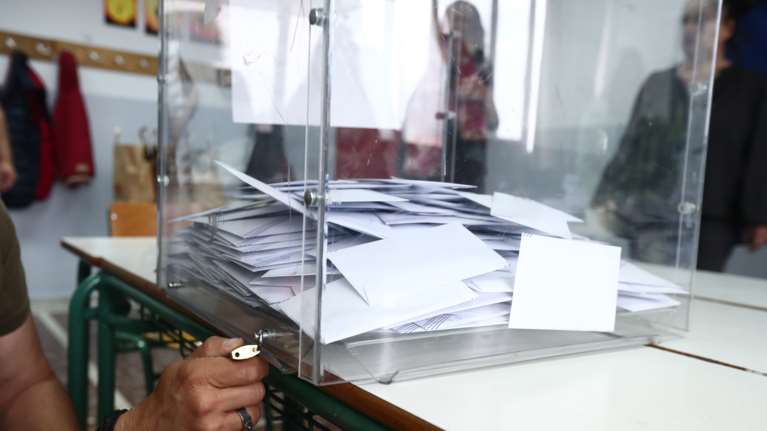 Εκλογές 2023: Οι παγίδες των εδρών που μπορεί να στερήσουν από τη ΝΔ την αυτοδυναμία