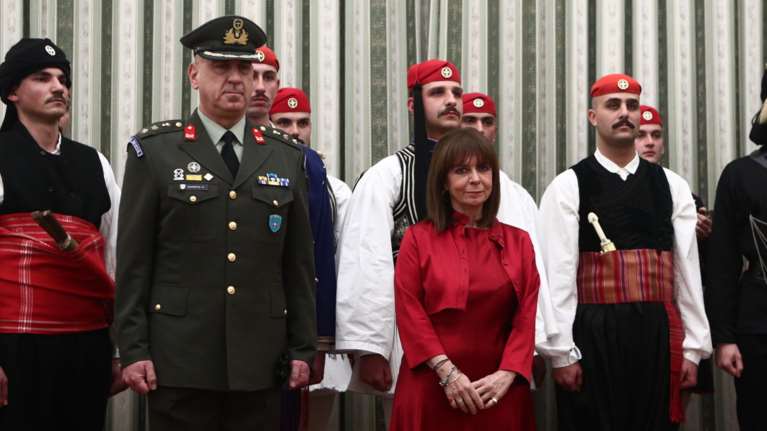 Η Κατερίνα Σακελλαροπούλου ευχήθηκε σε κυβερνήτες πλοίων και ακριτικά φυλάκια - Ακουσε τα κάλαντα στο Προεδρικό [εικόνες]