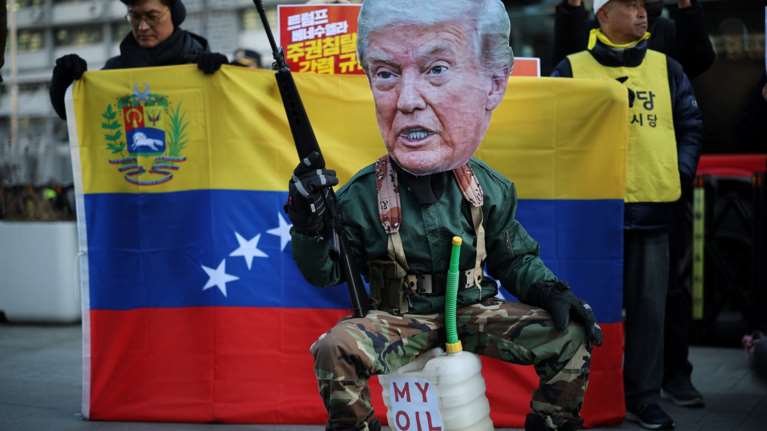 "Δεν χρειάζομαι Διεθνές Δίκαιο": Το δόγμα Άγριας Δύσης του Τραμπ προκαλεί "παγωμάρα" στους Ευρωπαίους