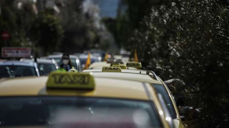 Ερχονται αυξήσεις και στα κόμιστρα των ταξί - &quot;Δεν βγαίνουμε, είναι μονόδρομος&quot;, λένε οι ιδιοκτήτες