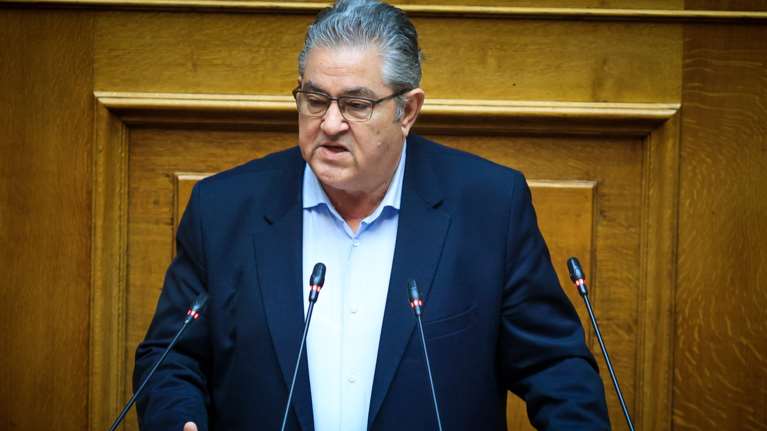 Επική ατάκα Κουτσούμπα στη Βουλή για τα μη κρατικά ΑΕΙ: Τα δίδακτρα αναγκάζουν φοιτήτριες να ψάχνουν... sugar daddies