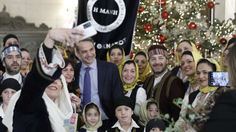 Τα κάλαντα της Πρωτοχρονιάς από τη Μάνη άκουσε ο πρωθυπουργός Κυριάκος Μητσοτάκης με την κόρη του [εικόνες]