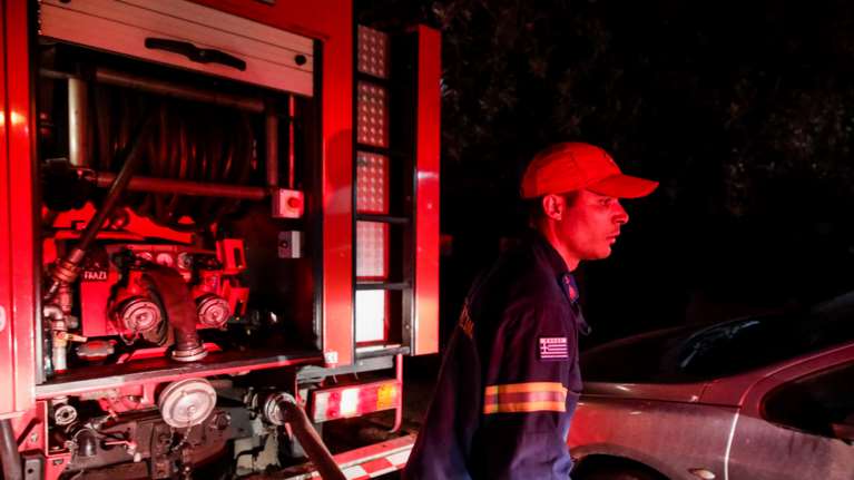 Μεγάλη φωτιά σε βιοτεχνία με κεριά στου Ρέντη