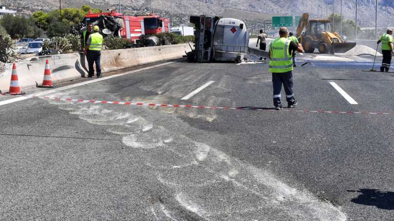 Κανονικά η κυκλοφορία και στα δύο ρεύματα της Αθηνών- Κορίνθου - Απομακρύνθηκε το βυτιοφόρο που ανετράπη