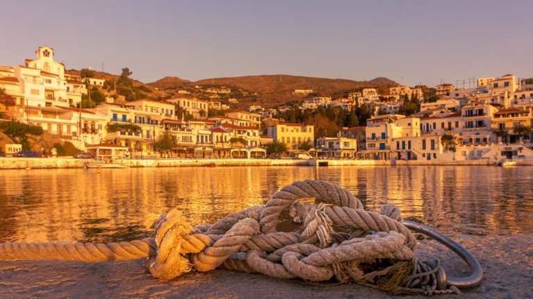 Το ελληνικό νησί όνειρο: Καταπράσινες κοιλάδες, γραφικά χωριουδάκια και νεοκλασικά παλάτια