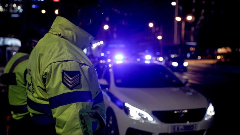 Άλιμος: Ένοπλη ληστεία σε επιχείρηση με λεία 175 χιλ. ευρώ - Οι δράστες γρονθοκόπησαν υπάλληλο και διέφυγαν