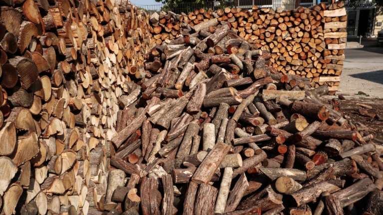 Θεσσαλονίκη: Έκλεψαν 20 τόνους καυσόξυλα - Θα μοιράζονταν σε οικογένειες ορεινών περιοχών