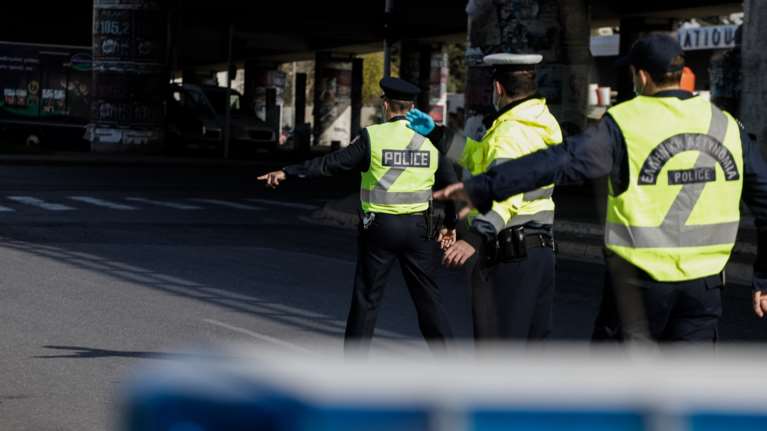 Απίστευτο σκηνικό στον Βόλο: Μεθυσμένος 21χρονος οδηγός πέρασε με κόκκινο 12 φανάρια και τράκαρε με περιπολικό