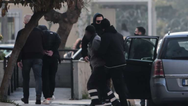 Κολωνός: Επτά νέες συλλήψεις για τον βιασμό της 12χρονης - Ανάμεσά τους πατέρας και γιος