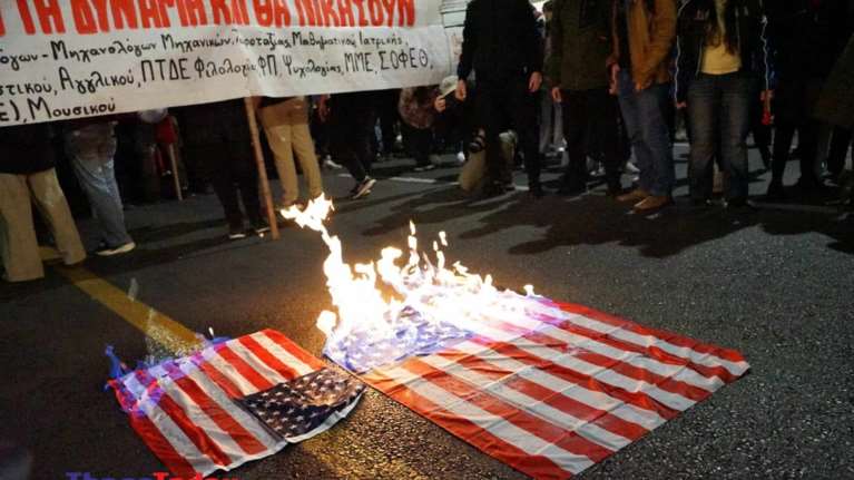 Θεσσαλονίκη: Έκαψαν σημαία των ΗΠΑ έξω από το αμερικανικό προξενείο και τραγουδούσαν &quot;πότε θα κάνει ξαστεριά&quot; [βίντεο]
