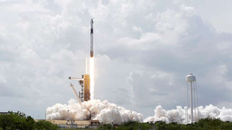 Kαρέ - καρέ η ιστορική εκτόξευση της Space Χ - Ενθουσιασμένοι Έλον Μασκ και Ντόναλντ Τραμπ [εικόνες, βίντεο]