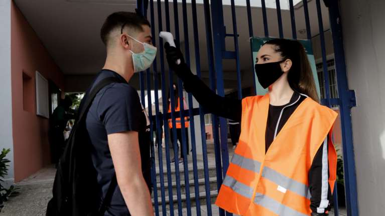 Κορονοϊός - Άνοιγμα σχολείων: Μικτό μοντέλο με μάσκες και μαθήματα σε βάρδιες