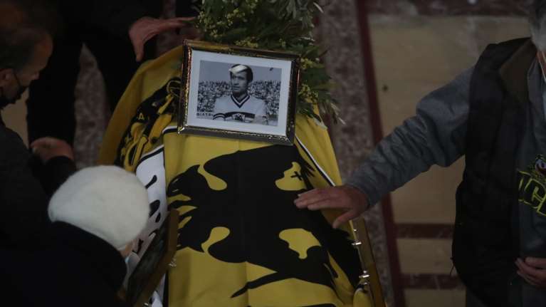 Συγκίνηση στο λαϊκό προσκύνημα για τον Μίμη Παπαϊωάννου - Με τη σημαία της ΑΕΚ ντυμένο το φέρετρό του [εικόνες]