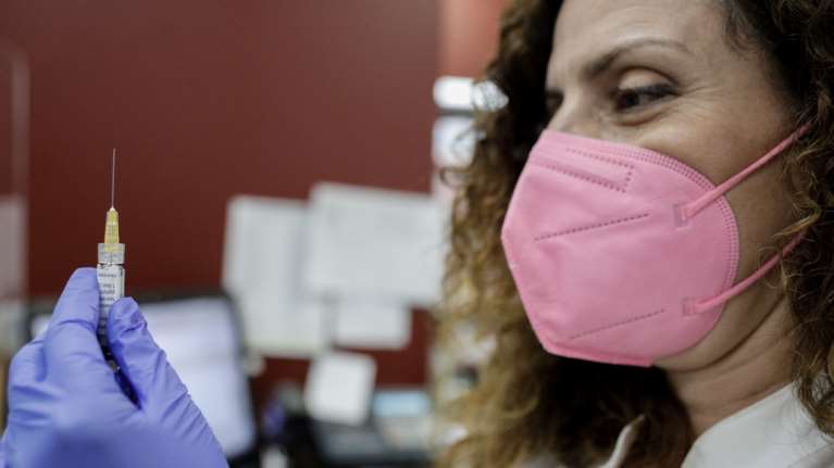 Αδειάζει τον Μαγιορκίνη η Εθνική Επιτροπή Εμβολιασμών: Πότε πρέπει να γίνουν τα εμβόλια του κορονοϊού και της γρίπης