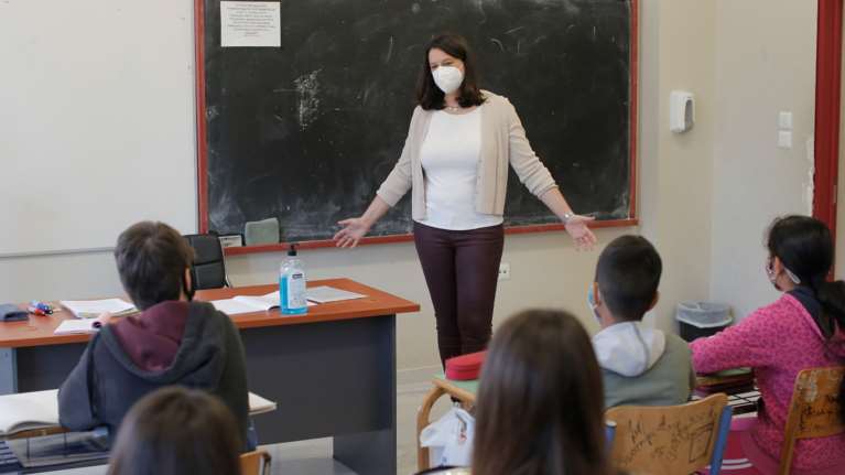 Εκπληξη: Ανοιξαν τα σχολεία αλλά μειώθηκαν τα κρούσματα κορονοϊού στους μαθητές- Μόνο 6-7 τμήματα κλειστά