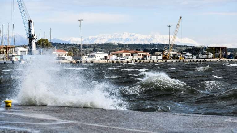 Καιρός: Υψηλές θερμοκρασίες, ισχυροί άνεμοι και μεγάλος κίνδυνος πυρκαγιάς - Πού θα βρέξει