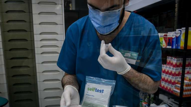 Εκβιάζουν και απειλούν οι φαρμακοποιοί για τα self test- Σήμερα η συνάντηση με το Υπουργείο Υγείας