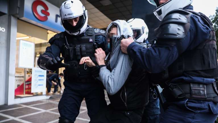 &quot;Αστακός&quot; το νοσοκομείο Λαμίας για τον Κουφοντίνα: Ένταση και προσαγωγές - Ενισχύσεις ζητά η Αστυνομία Φθιώτιδας [Βίντεο]