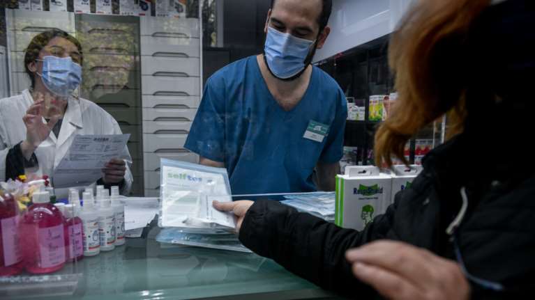 Σχολεία: Πώς και πότε θα προμηθευτούν τα δωρεάν self test μαθητές και εκπαιδευτικοί - Οι νέες οδηγίες