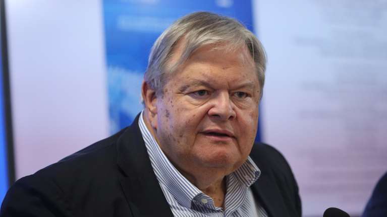 Παρέμβαση Βενιζέλου υπέρ της εκταφής στα Τέμπη - Οι αναφορές στον Κρέοντα και την... κάθαρση