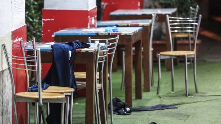 Αιματηρή συμπλοκή με μαχαίρια στην Ομόνοια: Ένας νεκρός και δύο τραυματίες [εικόνες]