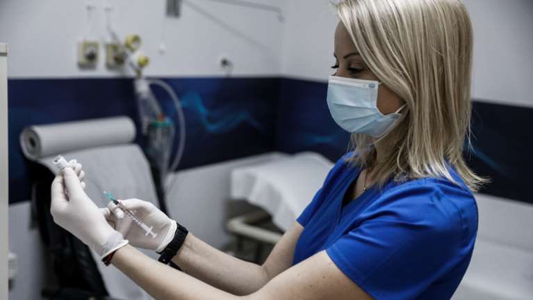 Κορονοϊός: Η Βρετανία έδωσε έγκριση στο εμβόλιο της Moderna για την Όμικρον - Πότε έρχεται στην Ελλάδα