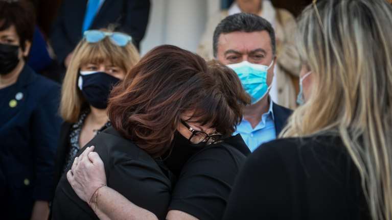 Συγκλονίζει η χήρα του Γιώργου Καραϊβάζ: &quot;Τον είδα αιμόφυρτο, πεσμένο κάτω&quot; - Τα πρώτα λόγια που είπε στο παιδί της