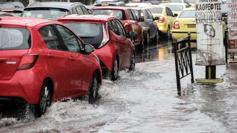 Κακοκαιρία Αθηνά: Δείχνει τα δόντια της σε όλη τη χώρα - Πότε φτάνει στην Αθήνα