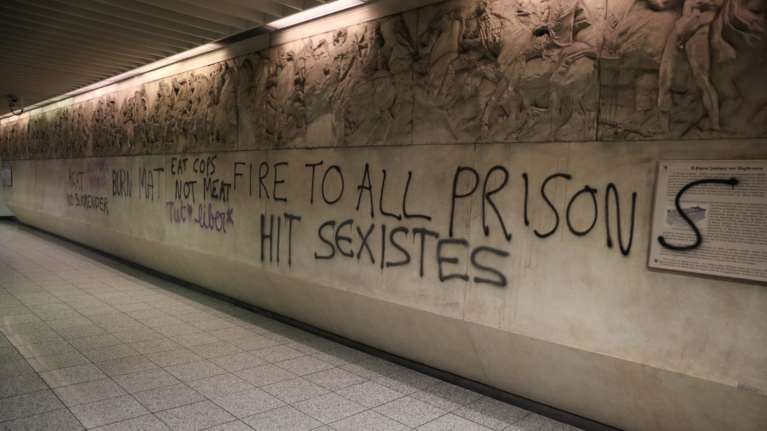 Καρέ- καρέ ο βανδαλισμός στο Μετρό της Ακρόπολης [εικόνες]