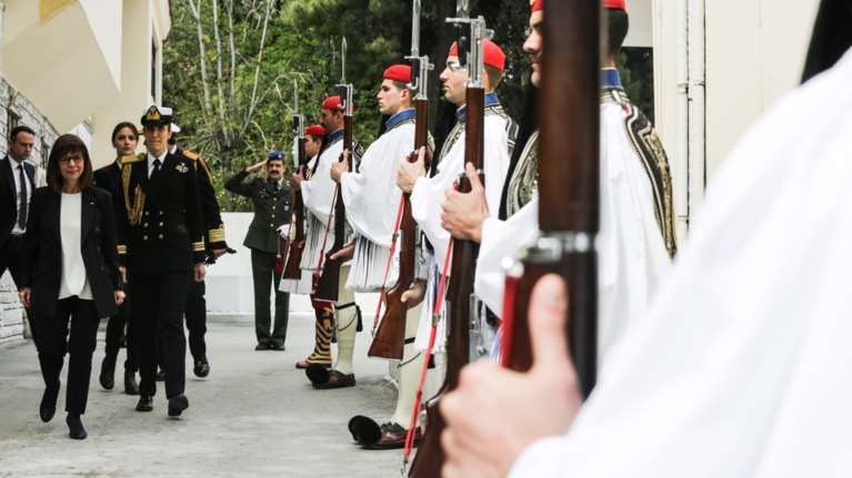 Η Σακελλαροπούλου στην εορτή του Αγίου Γεωργίου, προστάτη του Στρατού Ξηράς [εικόνες]