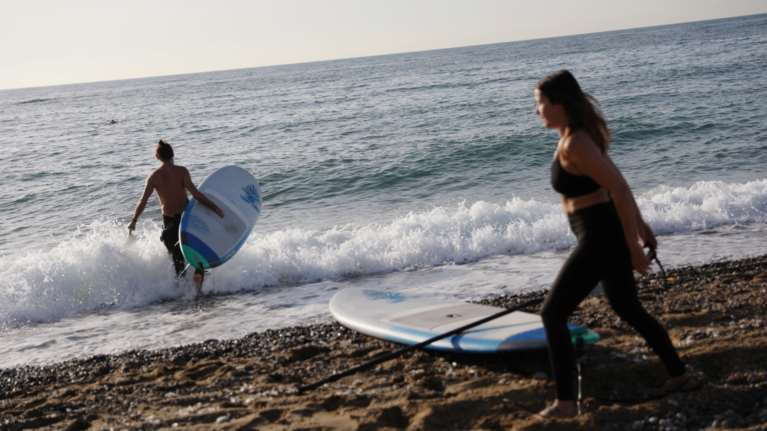 Η Βαρκελώνη άνοιξε για λίγες ώρες τις παραλίες - Πολίτες έκαναν μπάνιο, βόλτα, τζόκινγκ [εικόνες]