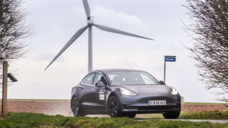 Με Tesla Model 3 και το ηλεκτρικό ferry &quot;Ellen&quot; στο πιο πράσινο νησί της Ευρώπης