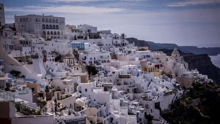 Κορονοϊός: Συναγερμός για ύποπτο κρούσμα στο αεροδρόμιο της Σαντορίνης