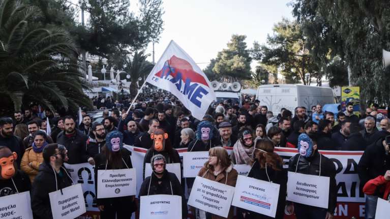 Ένταση στο συνέδριο της ΓΣΕΕ: Επεισόδια με το ΠΑΜΕ, απαγόρευση εισόδου στα ΜΜΕ [εικόνες]