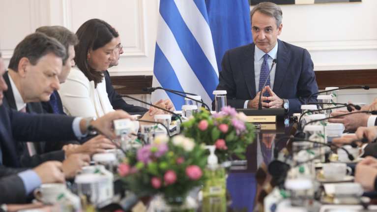 Γιατί ο Μητσοτάκης προχωράει ακάθεκτος στον γάμο των ομόφυλων ζευγαριών και στην τεκνοθεσία: Τι έδειξαν οι μυστικές μετρήσεις του Μαξίμου