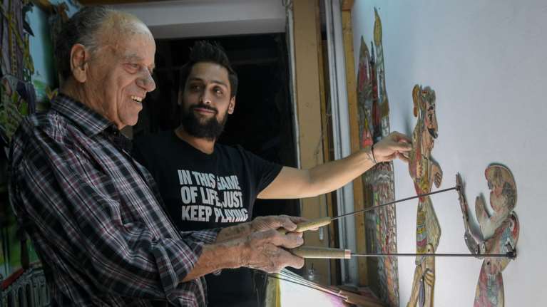 Πέθανε ο &quot;Εθνικός Καραγκιοζοπαίκτης&quot;: Καλό ταξίδι δάσκαλε - Το συγκλονιστικό αντίο του γιου του Θανάση Σπυρόπουλου