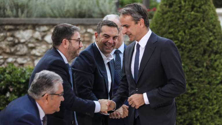 &quot;Φρένο&quot; Μητσοτάκη στα σενάρια: Φύγετε για διακοπές, δεν θα γίνουν ούτε εκλογές, ούτε ανασχηματισμός