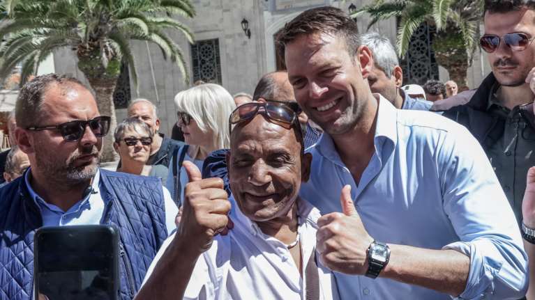 "Έχουμε μήνυμα, έχουμε κίνημα" φώναξε στο Ηράκλειο ο Κασσελάκης- Παγωτό στον δρόμο, selfies και περιποίηση προσώπου