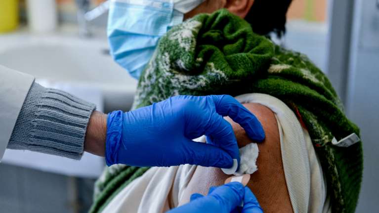 Κορονοϊός: Η προσωρινή διακοπή ενός ανοσοκατασταλτικού φαρμάκου διπλασιάζει τα αντισώματα μετά την τρίτη δόση