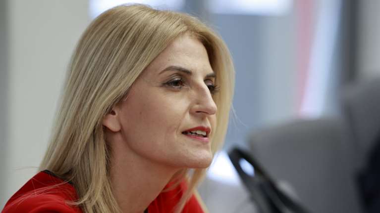 H Αυγέρη απαντά στη ΝΔ για τις Σπέτσες με... Καβούρι: &quot;Όταν ο Μητσοτάκης έκανε χαλαρή σύσκεψη&quot;