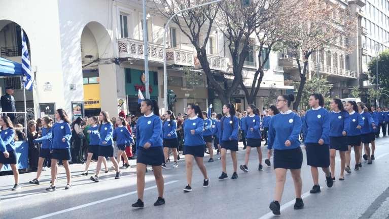 Θεσσαλονίκη: Ενθουσιασμός και χειροκροτήματα στη μαθητική παρέλαση για την 28η Οκτωβρίου [εικόνες - βίντεο]