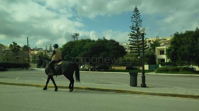Βόλτα με κατοικίδιο; - Χανιώτης βγήκε στους δρόμους καβάλα σε άλογο [εικόνες - βίντεο]
