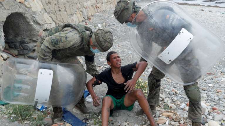 Η Ισπανία κατηγορεί το Μαρόκο ότι προωθεί ανήλικους πρόσφυγες στα σύνορα της Θέουτα